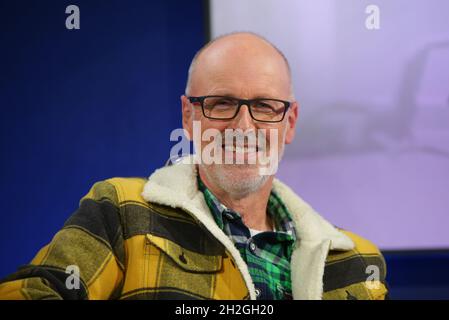 21. Oktober 2021, Hessen, Frankfurt/Main: Peter Wohlleben, Autor und Förster, präsentiert sein Buch 'der lange Atem der Bäume' auf dem Blauen Sofa der Frankfurter Buchmesse. Foto: Susannah V. Vergau/dpa Stockfoto