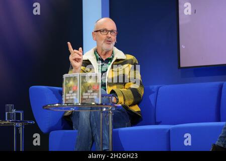 21. Oktober 2021, Hessen, Frankfurt/Main: Peter Wohlleben, Autor und Förster, präsentiert sein Buch 'der lange Atem der Bäume' auf dem Blauen Sofa der Frankfurter Buchmesse. Foto: Susannah V. Vergau/dpa Stockfoto