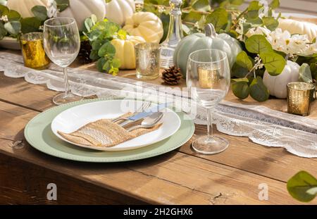 Tischdeko Herbst und Thanksgiving mit weißen Mini-Kürbissen. Reservierte Thanksgiving oder Halloween-Platz Einstellung an einem Bauernhaus Tisch mit Mini gesetzt Stockfoto
