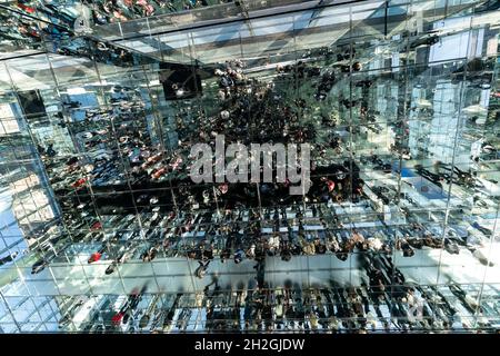 New York, USA. Oktober 2021. Spiegelreflexion der Gäste, die während der großen Eröffnung am 21. Oktober 2021 an der Aussichtsplattform Summit One Vanderbilt teilnahmen. An der Eröffnung nahmen viele VIP-Gäste Teil, darunter der Präsident von Brooklyn Borough und der Kandidat der Demokratischen Partei für den Bürgermeister bei den bevorstehenden Wahlen, Vizegouverneur Brian Benjamin, der Künstler Kenzo Digital, der Senator des Bundesstaates Brad Hoylman und der Gastronom Daniel Boulud. (Foto von Lev Radin/Sipa USA) Quelle: SIPA USA/Alamy Live News Stockfoto