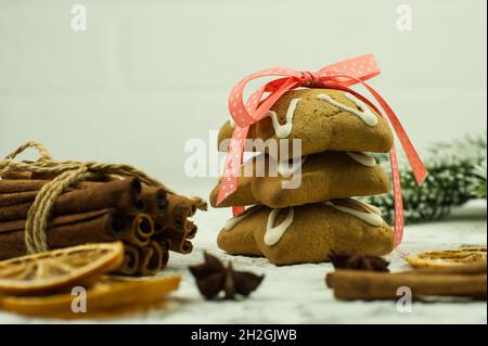 Weihnachts-Lebkuchen und Gewürze auf Holzhintergrund. Auswahl an festlichen Speisen. Stockfoto