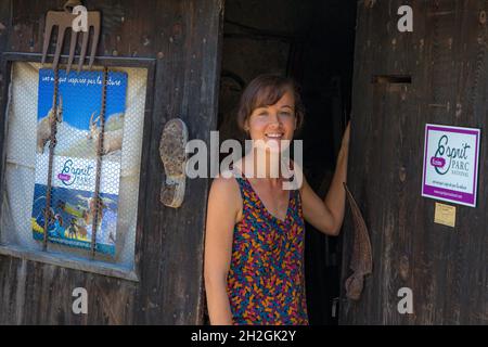 FRANKREICH. ISERE (38), VENEON VALLEY, ECRINS NATIONAL PARK, VENOSC, LA DANCHERE, MARGOT UND DIDIER PISSARD, IMKER, BIENENHAUS DER DANCHERE, HONIG VON Stockfoto