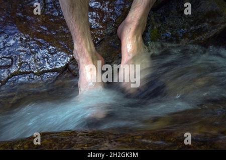 In Todtnaus im Schwarzwald rauscht frisches Wasser über die Füße Stockfoto