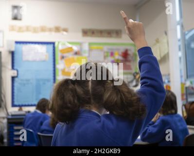 Aktenfoto vom 27/11/19 von Schulkindern während einer Klasse des Jahres 5 an einer Grundschule. Finanzielle Anreize sollen angeboten werden, um mehr schwarze, asiatische und ethnische Lehrer in Wales zu rekrutieren. Bilddatum: Freitag, 22. Oktober 2021. Stockfoto