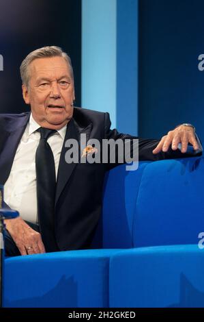 21. Oktober 2021, Hessen, Frankfurt/Main: Roland Kaiser, Sänger, spricht bei der Veranstaltungsreihe "das Blaue Sofa" am zweiten Tag der Frankfurter Buchmesse 2021. Foto: Sebastian Gollnow/dpa Stockfoto