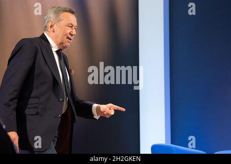 21. Oktober 2021, Hessen, Frankfurt/Main: Roland Kaiser, Sänger, kommt am zweiten Tag der Frankfurter Buchmesse 2021 zur Veranstaltungsreihe "das Blaue Sofa" ins Studio. Foto: Sebastian Gollnow/dpa Stockfoto