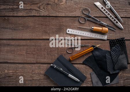 Ledertasche. Arbeit Handwerker in einer Werkstatt. Draufsicht Stockfoto