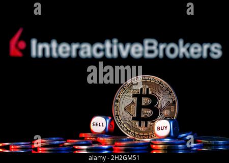 Goldene Bitcoin mit zwei Buy-Sell-Würfeln in einem Münzstapel auf dem Hintergrund des Interactive Broker-Logos. Stockfoto