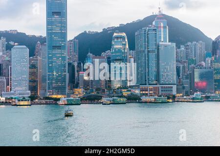 14 Oct 2021, Hong Kong: Farbenfrohe Nachtansicht der berühmten Touristenattraktion, Victoria Harbour, Hong Kong. Metropolis-Geschäftsviertel im Fernen Osten Stockfoto