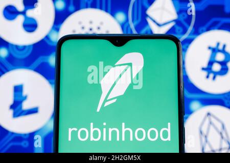 Robinhood Markets ist ein amerikanisches Broker-Dealer-Unternehmen. Robinhood-Logo auf dem Smartphone-Bildschirm vor dem Hintergrund der wichtigsten Kryptowährungen. Stockfoto