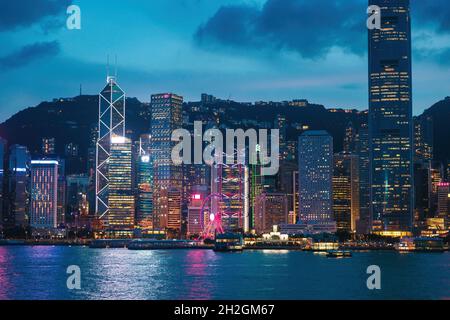 14 Oct 2021, Hong Kong: Farbenfrohe Nachtansicht der berühmten Touristenattraktion, Victoria Harbour, Hong Kong. Metropolis-Geschäftsviertel im Fernen Osten Stockfoto