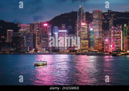 14 Oct 2021, Hong Kong: Farbenfrohe Nachtansicht der berühmten Touristenattraktion, Victoria Harbour, Hong Kong. Metropolis-Geschäftsviertel im Fernen Osten Stockfoto