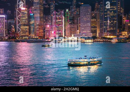 14 Oct 2021, Hong Kong: Farbenfrohe Nachtansicht der berühmten Touristenattraktion, Victoria Harbour, Hong Kong. Metropolis-Geschäftsviertel im Fernen Osten Stockfoto