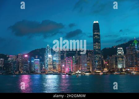 14 Oct 2021, Hong Kong: Farbenfrohe Nachtansicht der berühmten Touristenattraktion, Victoria Harbour, Hong Kong. Metropolis-Geschäftsviertel im Fernen Osten Stockfoto
