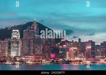 14. Oktober 2021, Hongkong: Farbenfroher Abend der berühmten Touristenattraktion, Victoria Harbour, Hongkong. Metropolis-Geschäftsviertel im Fernen Osten Stockfoto