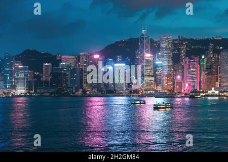 14 Oct 2021, Hong Kong: Farbenfrohe Nachtansicht der berühmten Touristenattraktion, Victoria Harbour, Hong Kong. Metropolis-Geschäftsviertel im Fernen Osten Stockfoto