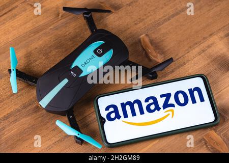 Amazon ist ein US-amerikanisches multinationales Technologieunternehmen, das sich auf E-Commerce, Cloud Computing, digitales Streaming und künstliche Intelligenz konzentriert. Stockfoto