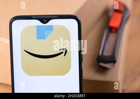 Amazon ist ein US-amerikanisches multinationales Technologieunternehmen, das sich auf E-Commerce, Cloud Computing, digitales Streaming und künstliche Intelligenz konzentriert. Stockfoto