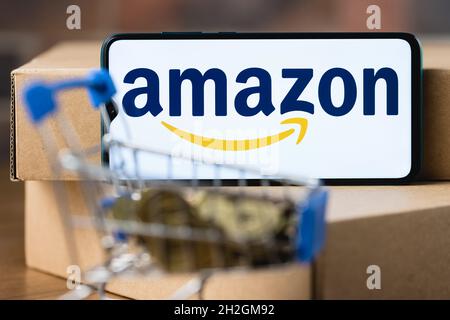 Amazon ist ein US-amerikanisches multinationales Technologieunternehmen, das sich auf E-Commerce, Cloud Computing, digitales Streaming und künstliche Intelligenz konzentriert. Stockfoto