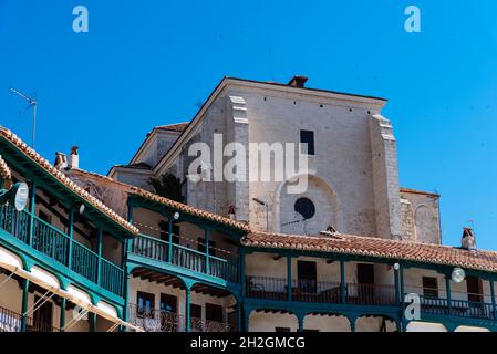 Plaza Mayor von Chinchon. Zentraler Platz der Stadt Chinchon in Madrid, typische Häuser mit Holzbalkonen und Galerien. Sonniger Sommertag Stockfoto