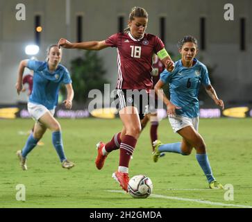 Petach Tikwa, Israel. Oktober 2021. Fußball, Frauen: WM-Qualifikation Europa, Gruppe H, Israel - Deutschland, im HaMoshava-Stadion. Deutschland: Die deutsche Frau, Frau Leupolz, in Aktion. Quelle: Berney Ardov/dpa/Alamy Live News Stockfoto