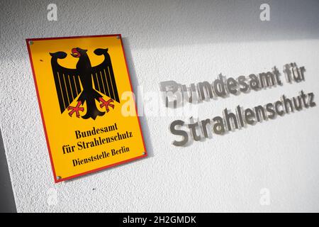 Berlin, Deutschland. Oktober 2021. Der Schriftzug des Amtes des Bundesamtes für Strahlenschutz (BfS) in Berlin. Quelle: Christoph Soeder/dpa/Alamy Live News Stockfoto