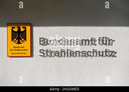 Berlin, Deutschland. Oktober 2021. Der Schriftzug des Amtes des Bundesamtes für Strahlenschutz (BfS) in Berlin. Quelle: Christoph Soeder/dpa/Alamy Live News Stockfoto