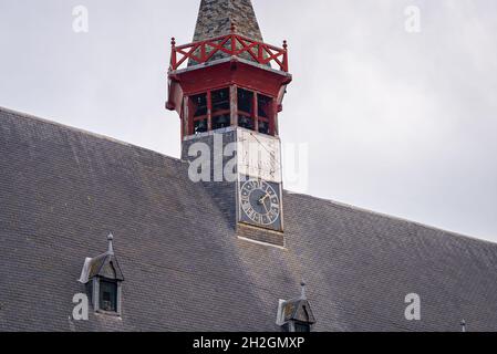 Sonnenuhr über der Uhr auf einer Turmspitze des Rathauses von Damme, Belgien Stockfoto