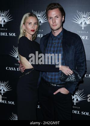 Los Angeles, Usa. Oktober 2021. LOS ANGELES, KALIFORNIEN, USA – 21. OKTOBER: Die Sozialite Tessa June Gratin von Walderdorff Hilton und ihr Ehemann Barron Hilton II kommen zu Brian Bowen Smiths Buchpräsentation und Gallery Viewing, präsentiert von Casa Del Sol Tequila, die am 21. Oktober 2021 in Los Angeles, Kalifornien, USA, in der Melrose Ave 8175 stattfand. (Foto von Xavier Collin/Image Press Agency) Quelle: Image Press Agency/Alamy Live News Stockfoto