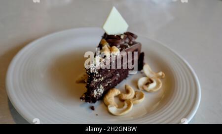 Schokoladenkuchen und Nüsse Hilton Hotel Pattaya Beach Thailand im Central Pattaya Beach Complex Stockfoto