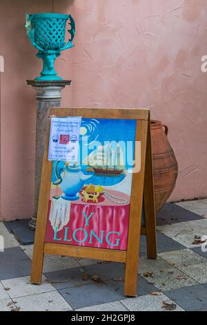 Portmeirion Village, Gwynedd, Nordwales Schild vor dem Ship Shop - touristisches Dorf entworfen und gebaut von Sir Clough Williams-Ellis zwischen 1925-1975 Stockfoto