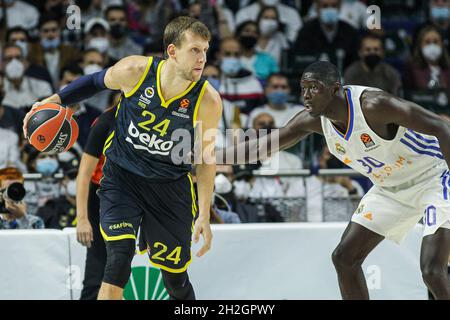 Madrid, Spanien, 21. Oktober 2021, Jan Vesely von Fenerbahce und Eli Ndiaye von Real Madrid während des Euroleague-Basketballspiels von Turkish Airlines zwischen Real Madrid und Fenerbahce am 21. Oktober 2021 im Wizink Center in Madrid, Spanien - Foto: IRH/DPPI/LiveMedia Stockfoto