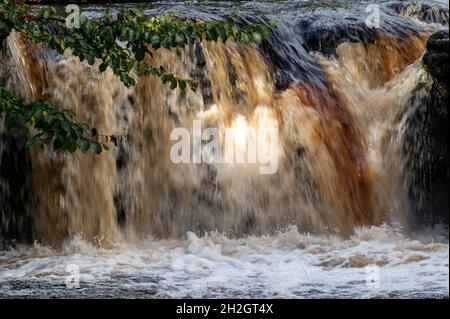 Wain Wath Force Wasserfall oder Keld Wasserfall auf dem Fluss Swale in Swaledale in der Nähe des Weilers Keld im Yorkshire Dales National Park in Yorkshire, Stockfoto