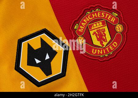 Nahaufnahme von Wolverhampton Wanderers und Manchester United Vereinswappen. Stockfoto