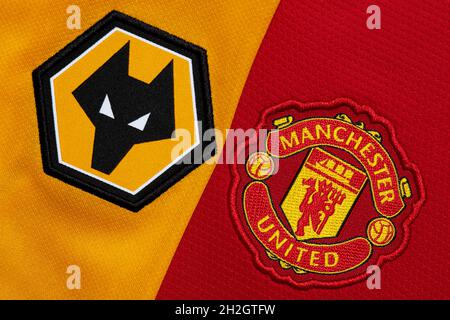 Nahaufnahme von Wolverhampton Wanderers und Manchester United Vereinswappen. Stockfoto