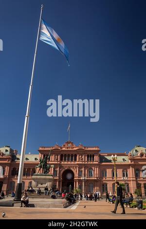 Vertikale Ansicht der argentinischen Flagge vor dem Eingang der Casa Rosada, Plaza de Mayo, Microcentro, Buenos Aires, Argentinien Stockfoto