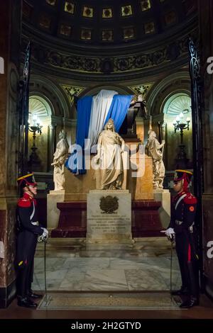 Vertikale Ansicht des General San Martín Mausoleums, das von Statuen aus Argentinien, Peru und Chile, der Kathedrale von Buenos Aires, bewacht wird Stockfoto