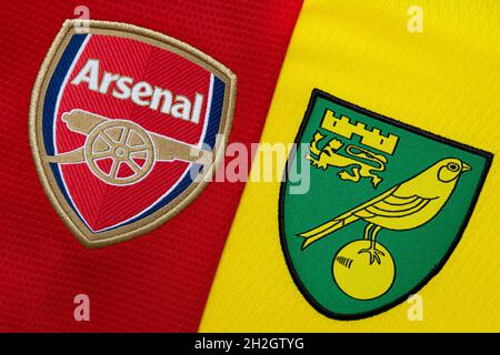 Nahaufnahme des Vereinswappens von Arsenal und Norwich. Stockfoto