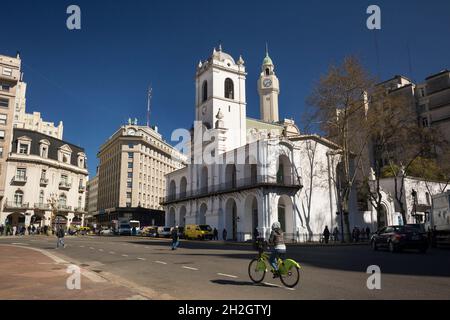 Horizontale Ansicht eines Radfahrers, der am Cabildo-Kolonialgebäude an der Plaza de Mayo, Microcentro, Buenos Aires, Argentinien, vorbeikommt Stockfoto