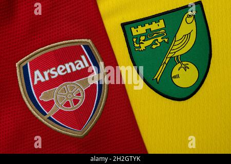 Nahaufnahme des Vereinswappens von Arsenal und Norwich. Stockfoto