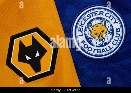 Nahaufnahme von Wolverhampton Wanderers und Leicester City Club Wappen. Stockfoto