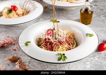 Portion Spaghetti Bolognese auf dekorierten Teller Stockfoto