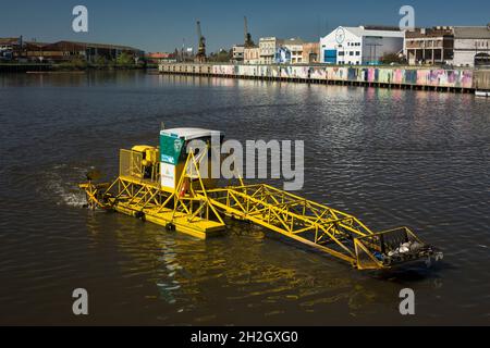 Horizontale Ansicht einer Abfallsammlermaschine über dem Fluss Matanza (auch bekannt als Riachuelo an der Mündung des Flusses Plate), La Boca, Buenos Aires Stockfoto