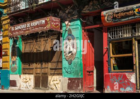 Horizontale Außenansicht von zwei alten Restaurants im Viertel La Boca, Buenos Aires, Argentinien Stockfoto