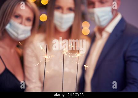 Schöne junge Freunde, die Spaß auf der Silvesterparty haben Stockfoto