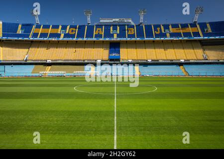 Horizontale Frontansicht des Feldes La Bombonera (Boca Juniors Fußballfeld) und der Tribünen, La Boca Nachbarschaft, Buenos Aires, Argentinien Stockfoto