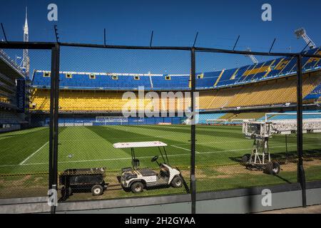 Horizontale Ansicht von La Bombonera (Boca Juniors Fußballplatz) vom Standort der lokalen Unterstützer, hinter dem verstärkenden Chaos, in La Boca, Buenos Aires Stockfoto