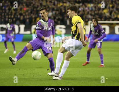 Arnhem, Niederlande, 21. Oktober 2021, Jacob Rasmussen von Vitesse Arnhem, Giovani Lo Celso von Tottenham (links) während der UEFA Conference League, Gruppe G Fußballspiel zwischen Vitesse Arnhem und Tottenham Hotspur am 21. Oktober 2021 im GelreDome Stadion in Arnhem, Niederlande - Foto: Jean Catuffe/DPPI/LiveMedia Stockfoto