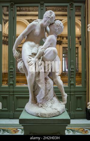 Vertikale Nahaufnahme einer zarten klassischen Skulptur in der Büstenhalle des Teatro Colón (Columbus Theater), Congreso, Buenos Aires, Argentinien Stockfoto