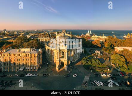 Sonnenuntergangspanorama das Nationales Oper- und Balletttheater in Odessa Ukraine mit Stadt- und Hafenhintergrund. Stockfoto